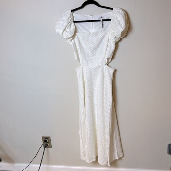 Elliatt White Midi Dress - Picture 5 of 15